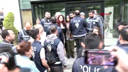 Eskişehir'de LGBTİ Üyelerine Destek İçin Yapılan İzinsiz Yürüyüşte 18 Kişi Gözaltına Alındı