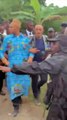 Con vehículos blindados y guardias armados, Mbappé visitó la tierra natal de su padre