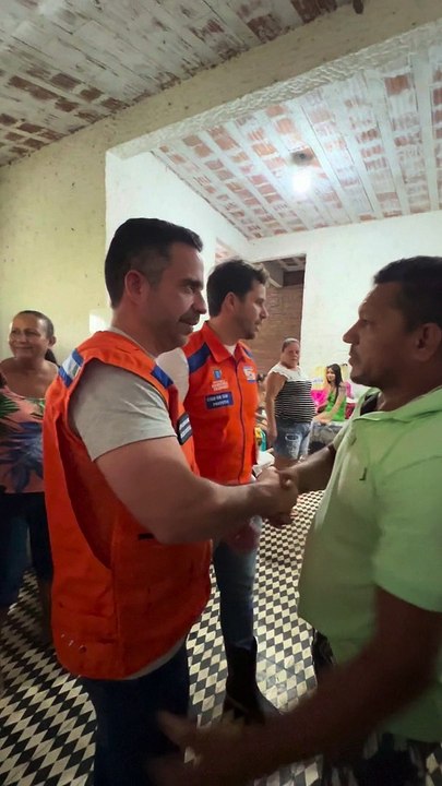 Governador Paulo Dantas conversa com vítimas das chuvas em Alagoas