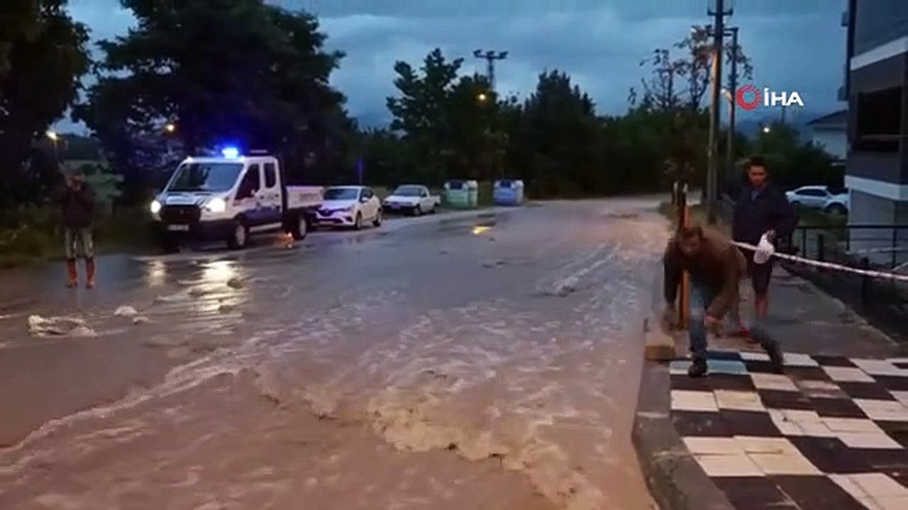 L'eau des ruisseaux débordants à Bolu a effondré le mur de soutènement