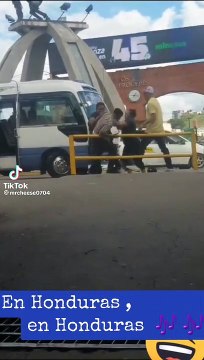 Buseros hondureños se van a los golpes en bulevar Los Próceres