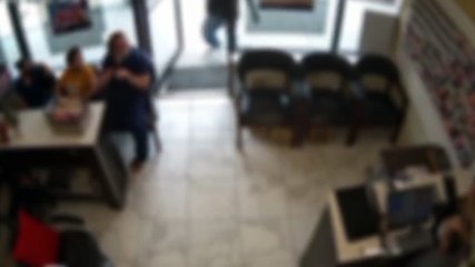 Vídeo: Ladrão é ignorado e desiste de roubar salão de manicure