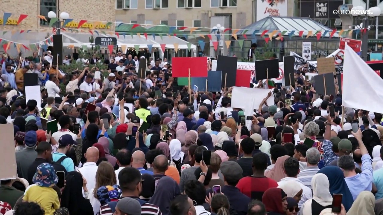 شاهد: "تحريض على العنف ودعم للإسلاموفوبيا".. مظاهرات حاشدة في ستوكهولم تندد بحرق نسخة من القرآن
