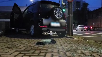 Palio para no semáforo, Crossfox atinge a traseira, derruba placa e acerta grade