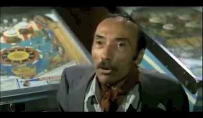 Piedone lo sbirro, scena film - 'Vabbuò nun fa nient mangiamm dimane'