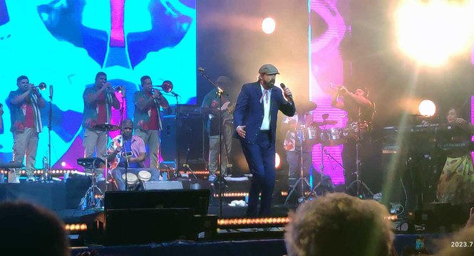 Juan Luis Guerra pone a bailar el Marenostrum Fuengirola con un concierto inolvidable