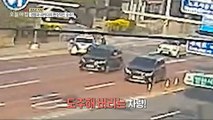 [HOT] a policeman and a brave citizen who are chasing after him to the end,생방송 오늘 아침 230710