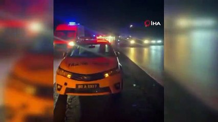 Tankere arkadan çarpan otomobil kağıt gibi ezildi: 3 ölü