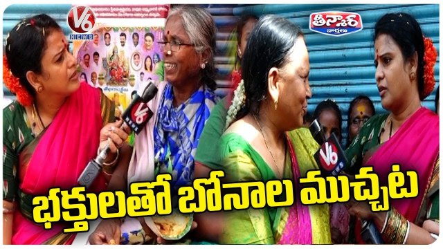 Teenmaar Chandravva At Ujjaini Mahankali Bonalu | V6 Weekend Teenmaar