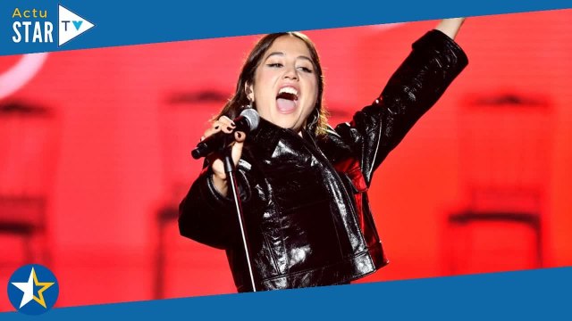 Des battes pleines de clous : Izïa Higelin fantasme le lynchage d'Emmanuel Macron et échappe à la