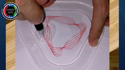 DIBUJANDO con un espirógrafo un mandala triangular rojo. DRAWING with a spirograph a red triangular mandala.