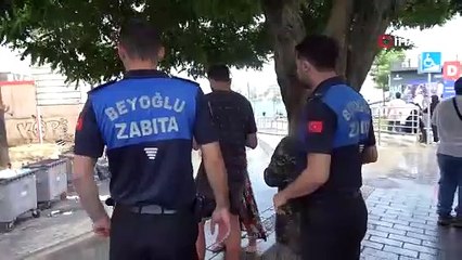 Yabancı uyruklu çöpten yemek yermiş gibi yapıp dilenirken yakalandı