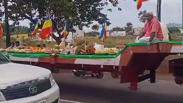 மஞ்சள் நீராட்டு விழாவிற்கு கண்டெய்னர் லாரியில் சீர்வரிசை கொண்டு வந்த தாய்மாமன்