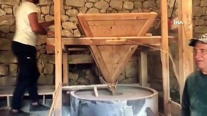 Les pierres du moulin centenaire tournent depuis cinq générations