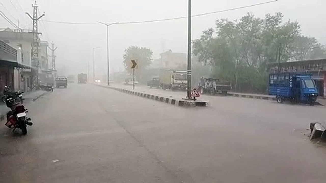 सावन में झूमकर बरसे बदरा...