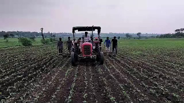 कहीं कम पानी तो कहीं अधिकता से खेतों में खराब हुआ बीज