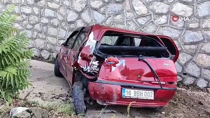 Servis minibüsü otomobile çarptı: 4 yaralı}