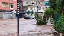 Des maisons ont été inondées en raison de fortes pluies dans le district de Cide à Kastamonu