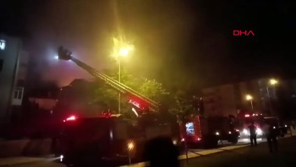 Elazığ'da boşaltılan binanın çatısında çıkan yangın söndürüldü