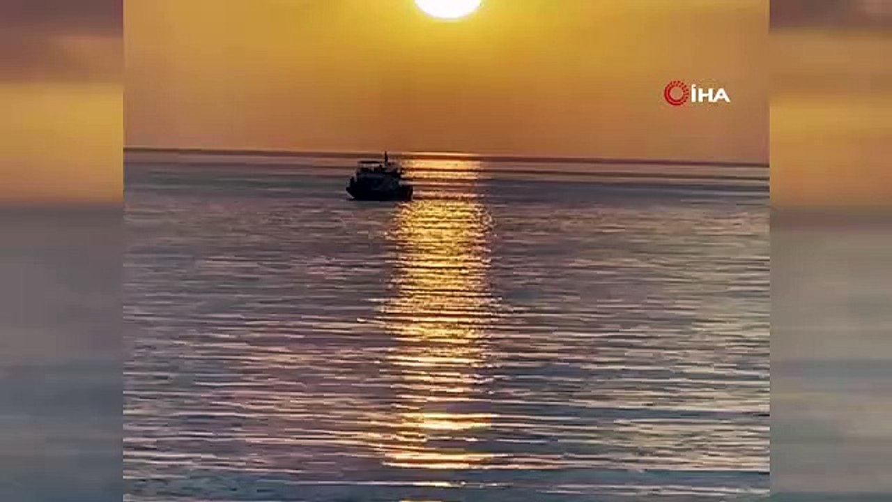 Vue unique au coucher du soleil sur le lac de Van