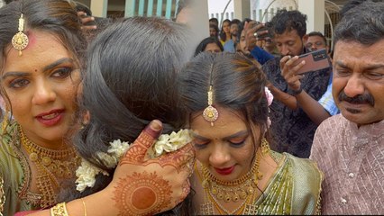എല്ലാവരോടും യാത്ര പറഞ്ഞു ഭർത്താവിന്റെ വീട്ടിലേക്കു പോകുന്ന മീനുട്ടി