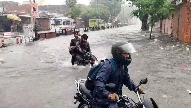 Monsoon: जयपुर में जमकर बरसे मेघ, बाजार बन गए तालाब