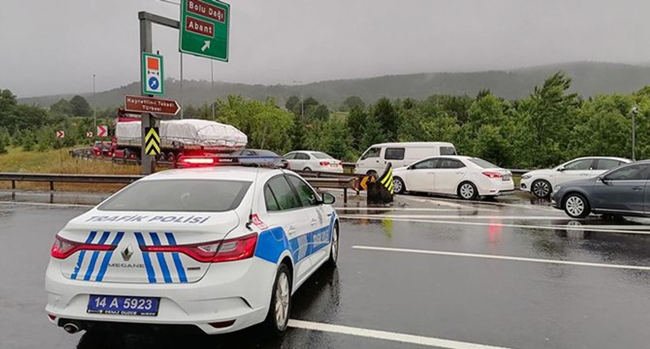 Heyelan nedeniyle Ankara-İstanbul otoyolu trafiğe kapandı