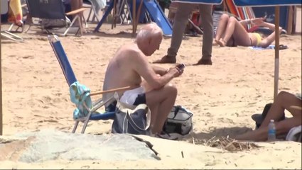 Biden relaxes on Delaware beach with wife Jill