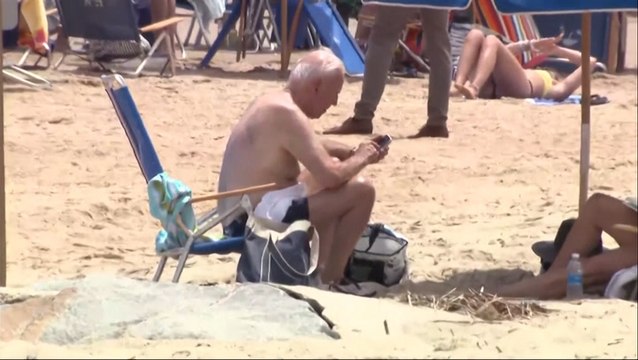 Biden relaxes on Delaware beach with wife Jill