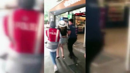 Une femme effectuant des actions dangereuses à Beyoğlu a provoqué un incident au poste de police