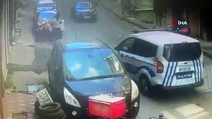 İstanbul'da polis ile şüpheli kovalamacası kamerada: Polisin parmağını çatlattı