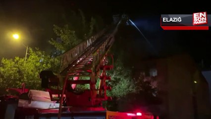 Elazığ'da hasarlı binanın çatısında yangın