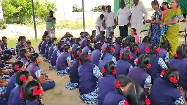 அரசுப்பள்ளி மாணவிகளுக்கு பாடம் நடத்திய கரூர் எம்.பி. ஜோதிமணி