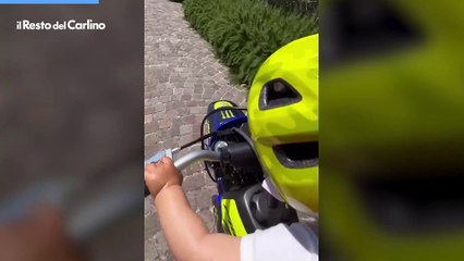 Valentino Rossi, la figlia Giulietta sulla mini-moto a un anno: il video