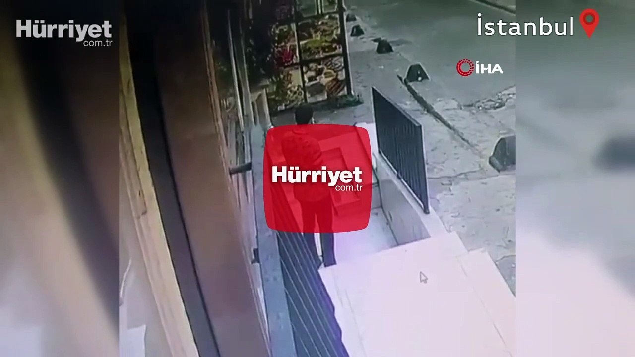 Beyoğlu’nda ilginç olay kamerada: Yardımsever esnaf, hırsıza televizyon çalarken yardım etti