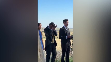 Está esperando en el altar y su prometida entra con el himno del Madrid: la reacción es oro