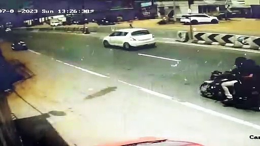 விமான படை அதிகாரி ஒட்டி வந்த கார் அதிவேகமாக சாலை தடுப்பில் மோதி விபத்துக்குள்ளான சிசிடிவி காட்சி!