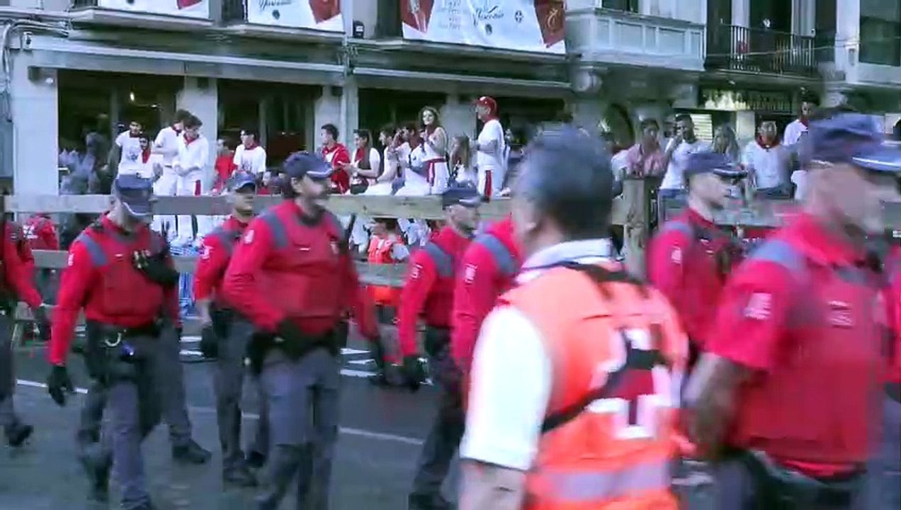 Tensión y peligro en el cuarto encierro de los Sanfermines, con un corredor corneado
