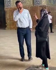 İranlı kadın şarkı söyleme yasağını camide protesto etti