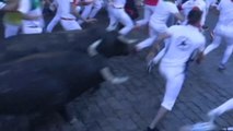 Un corredor herido por asta de toro en el cuarto encierro de los Sanfermines