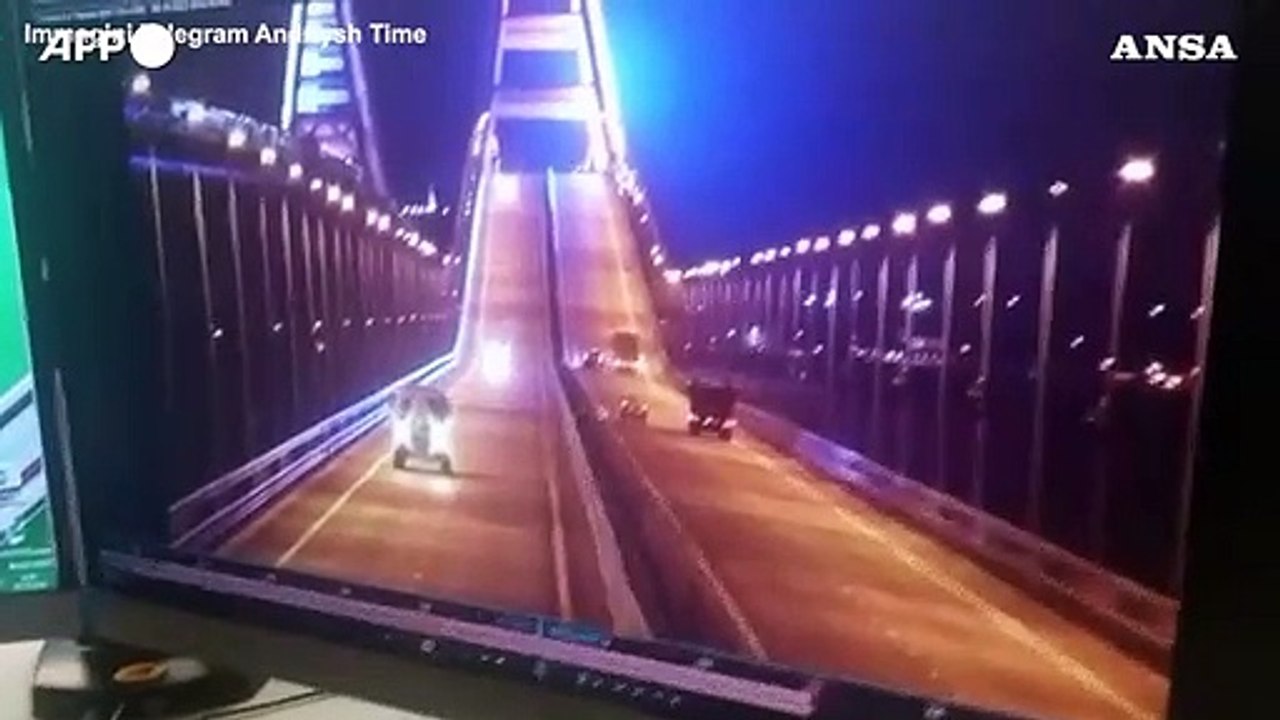 Kiev ammette:  "Abbiamo colpito noi il ponte in Crimea"
