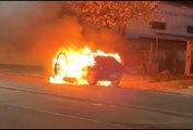 Carro pega fogo na avenida Portugal e mobiliza equipes do Corpo de Bombeiros de Umuarama