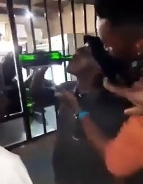 Uomo muore dopo aver bevuto una bottiglia di liquore in 2 minuti