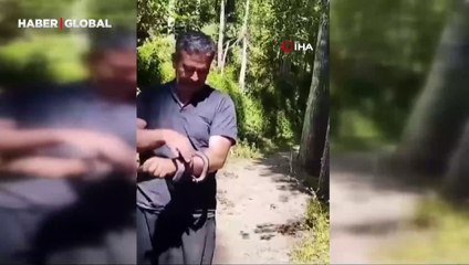 Karşısına çıkan kara yılanı koluna bilezik gibi saran Adanalı adam şaşırttı
