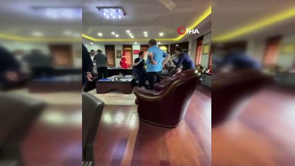 Attaque armée dans le bureau du maire de Sapanca ! Il est tombé au sol de douleur après avoir reçu une balle dans la jambe.