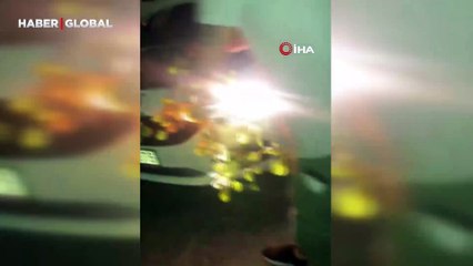 Aracın kaputunda bulduğu engerek yılanını, kuyruğundan yakaladığı anlar gündem oldu