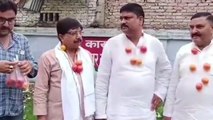 अयोध्या: पूर्व मंत्री की अगुवाई में सपाइयों ने गले में टमाटर की माला पहनकर महंगाई का किया विरोध