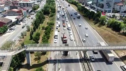 Hafriyat kamyonunun damperi üstgeçide çarptı