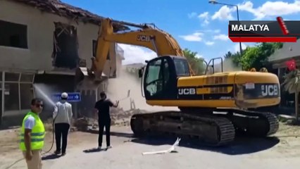 Malatya'da hasarlı binaların yıkımı sürüyor