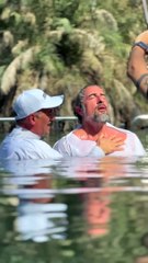 Vídeo: Marcos Mion e família realizam batismo no Rio Jordão